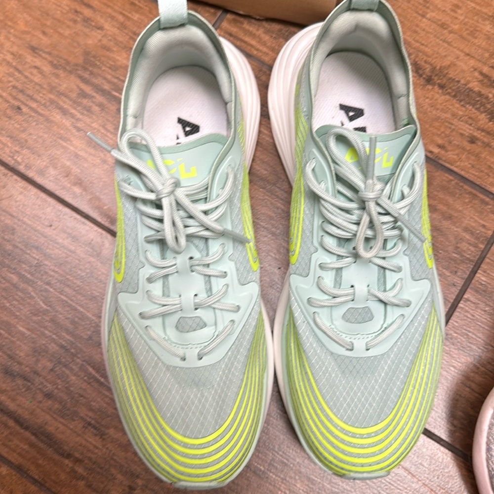 APL streamline athletic shoe